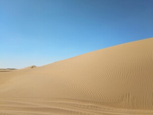 广袤沙漠蓝天之下沙丘景