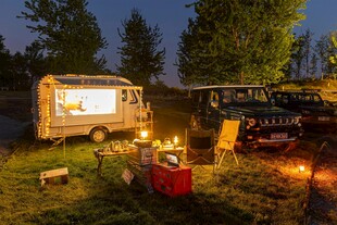 野外露营的温馨夜晚场景