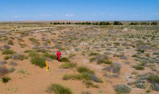 沙漠中的红衣徒步者