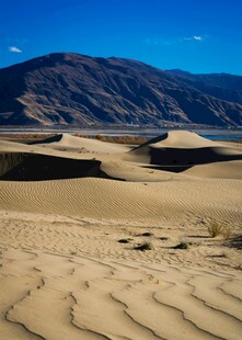 广袤沙漠与远处山峦景色