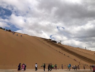 沙漠中漫步的人群