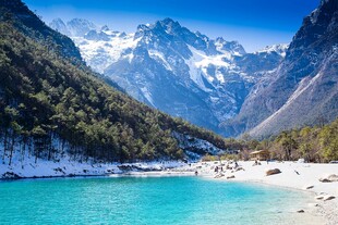 雪山下的碧蓝湖泊美景