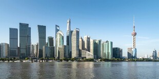 上海外滩现代城市天际线