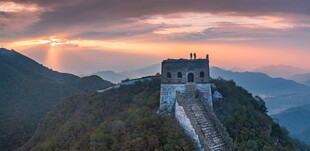 夕阳下的雄伟壮丽长城