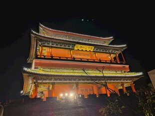 夜晚灯火下的中式古建筑