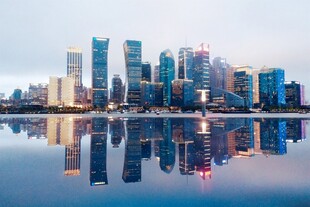 现代都市天际线与水面倒影