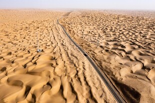 沙漠中的蜿蜒车辙痕迹