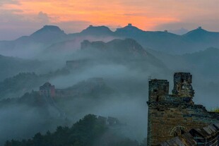 晨曦中的长城壮美景色