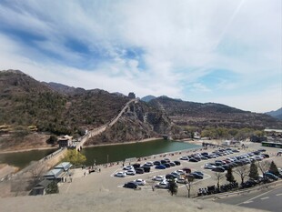 俯瞰山水间的停车场美景