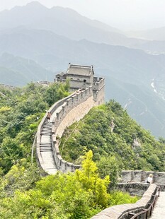 雄伟长城蜿蜒于青山之上