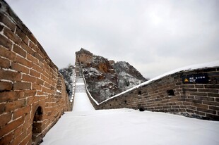 雪覆长城古老建筑景观