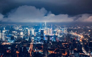 城市璀璨夜景俯瞰图