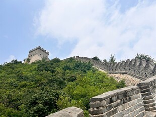 雄伟长城蜿蜒于青山之上