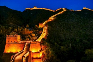 夜幕下璀璨的万里长城