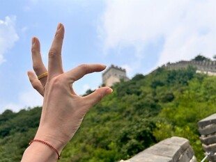 长城前比OK手势