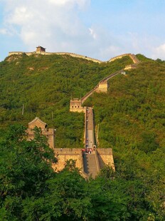 青山环抱中的古老长城