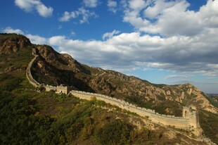 壮丽长城蜿蜒于山峦之间