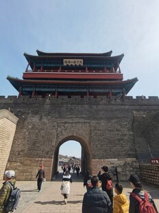 古城门下的热闹景象