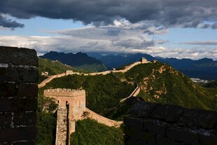 壮丽长城于山峦云海间