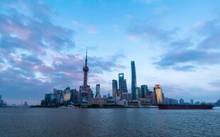 城市天际线黄昏下的繁华
