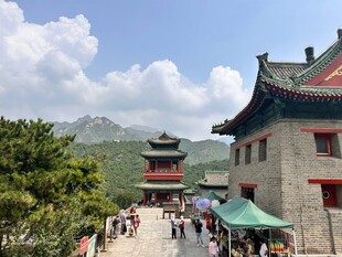 古建景区游人漫步赏景