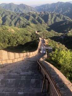 长城风光山峦间的古老建筑