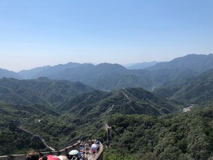 俯瞰壮美长城与连绵山峦