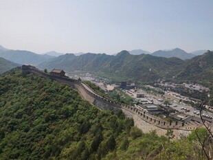 俯瞰雄伟壮观的万里长城