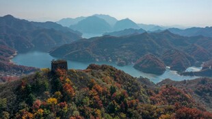 秋日山峦湖景壮美风光