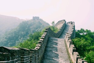 万里长城蜿蜒于青山之间