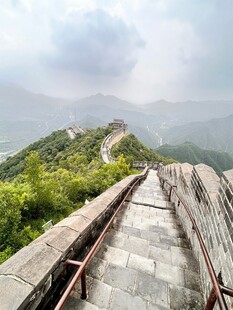 雄伟长城蜿蜒于青山间