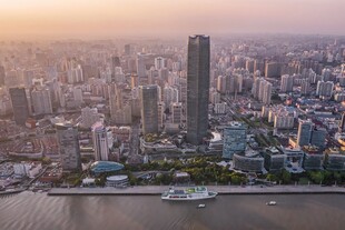 城市天际线与河畔风光