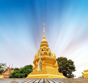 泰国金色佛塔闪耀蓝天