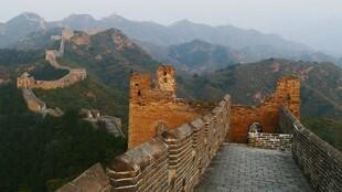 壮丽长城蜿蜒于山峦之间