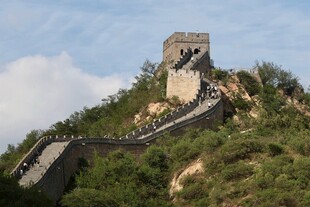 雄伟长城屹立青山之巅