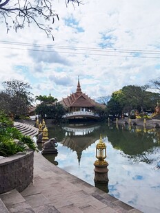 中式园林池塘中的精美古桥