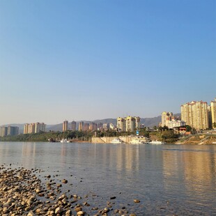 江边城市风光宁静水岸