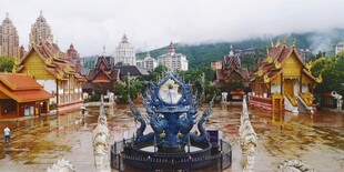 异域风情雕像与多彩建筑