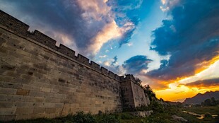 夕阳下的古老长城美景