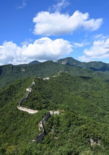 山峦叠翠间的蜿蜒公路