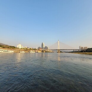 河畔风光桥梁横跨碧水