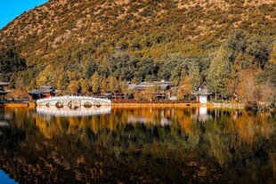 湖畔秋景山水相映成趣