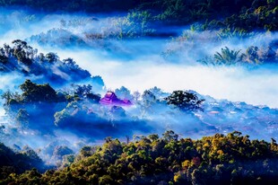 梦幻云海中的壮美山峦