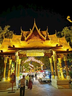 泰国夜间华丽寺庙入口