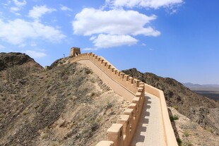 壮丽悬臂长城尽显雄伟