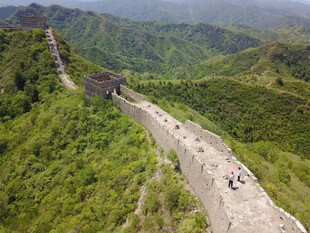 俯瞰蜿蜒雄伟的壮丽长城