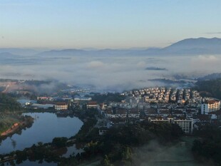 山城晨景云雾缭绕的城市风光