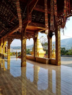 寺庙内景与金色佛像