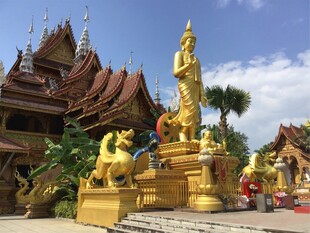 东南亚风格寺庙前金色雕塑
