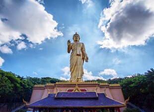 宏伟金色佛像矗立山间